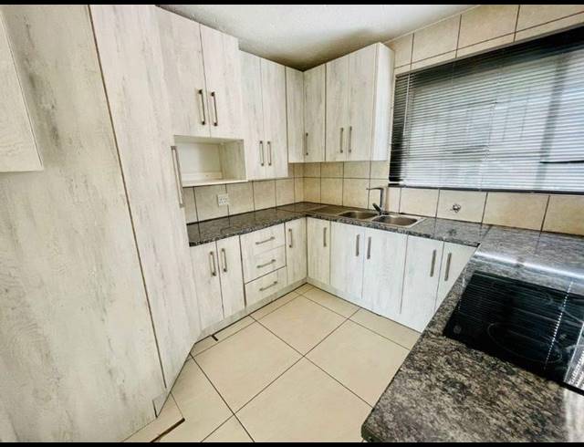 2 BEDROOM TOWNHOUSE FOR SALE IN GLENVISTA